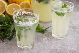 Cómo hacer rápido una limonada con hierbabuena y agua de azahar