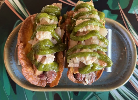 El exquisito taco de entrecot con micuit, cebolla encurtida y gel de mojo verde de Garden Plaza.