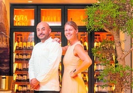 Michael Sandoval y Jasmijn Saft, en el interior de su restaurante Elysium, en Melegís.