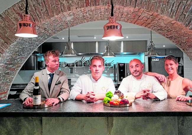 Wouter Barneveld, Ole Spek, Michael Sandoval y Jasmijn Saft en la espectacular cocina abierta del restaurante Elysium, en ElValle de Lecrín.