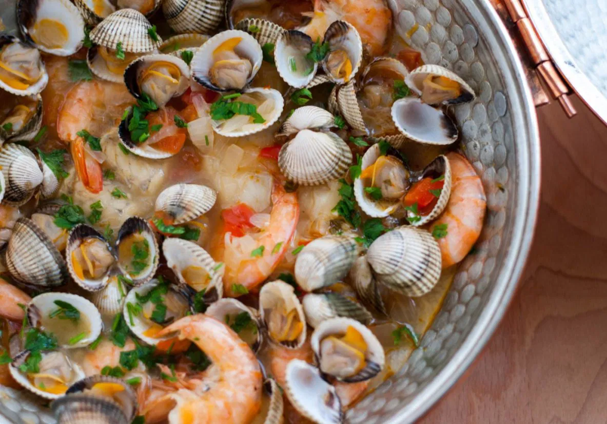 Cataplana de pescado y marisco, una receta de Portugal.