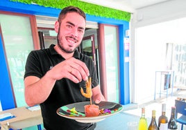 Alejandro Sierra con eltimbal relleno de gamba pil pil de su restaurante Mar Azul.