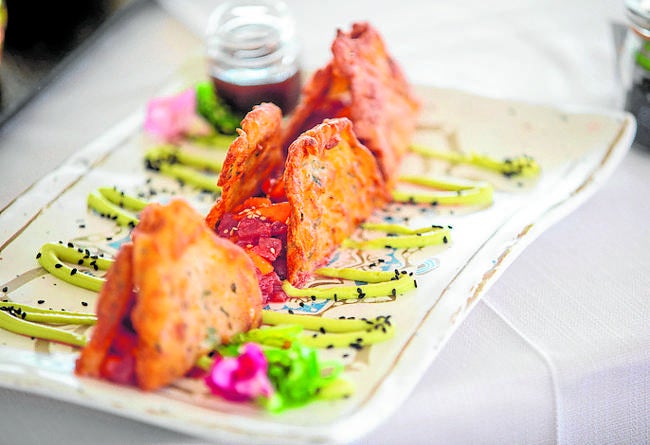 Tartar de atún rojo con tortitas de camarón.