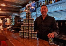 Ismael Estévez junto a latas de Amargura, su cerveza IPA.