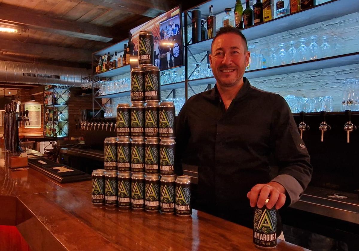 Ismael Estévez junto a latas de Amargura, su cerveza IPA.