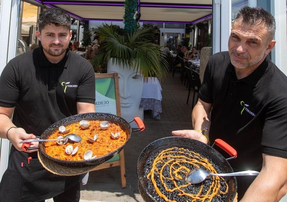Fideuá y arroz negro de calamar y rape del restaurante Verdejo de Salobreña