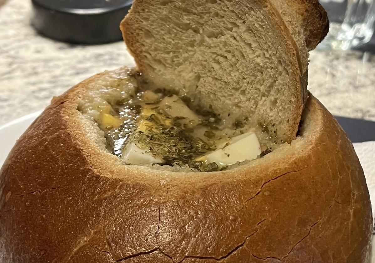 La contundente sopa Zurek servida en su tradicional recipiente de pan
