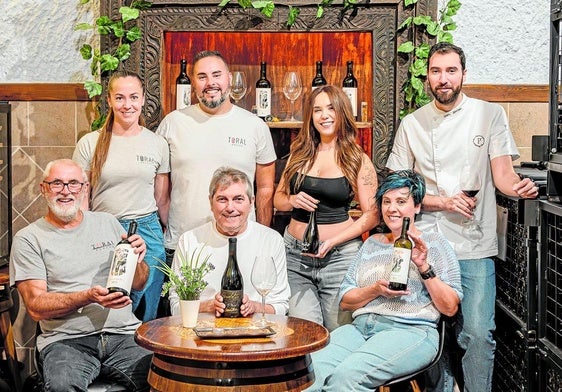 Noelia y Pablo. Laura y Pepelu. José, José Luis y Pepi. Las dos generaciones de Bodega Toral y El Portichuelo compartieron una emocionante jornada de vinos y exquisitas viandas con familia y amigos.