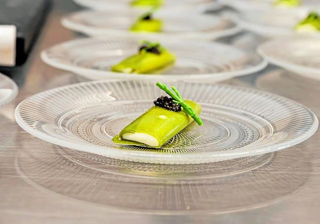 El canelón de salicornia con brandada de bacalao. .