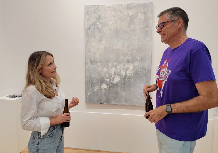 Pepa del Campo anima a la gente a visitar las galerías granadinas y a disfrutar del arte.