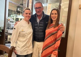 Carlos Herrera con Mar García, dueña de Altamura, y una de las trabajadoras del restaurante.