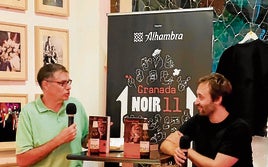 PedroMartí habla en El Bar de Eric de su novela, 'La mala hija', durante Granada Noir.