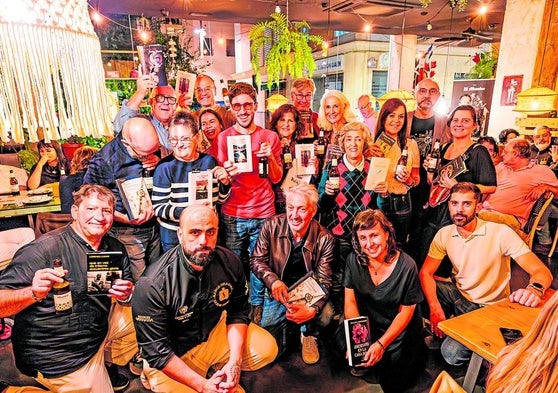 Lectores abarrotan Garden Plaza para disfrutar de libros y cocina.