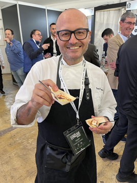 David Reyes muestra el bocado con el pulpo de Motril como protagonista que llevó a Enclave Granada