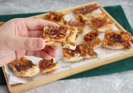 Bocaditos de hojaldre con queso, miel y pipas