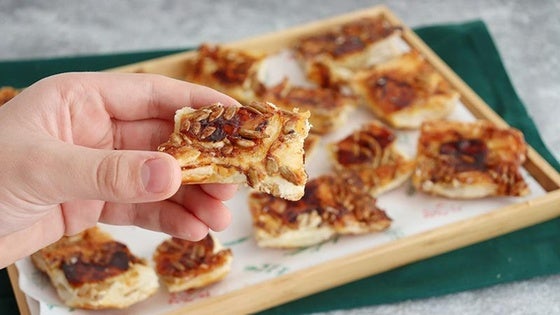 Bocaditos de hojaldre con queso, miel y pipas