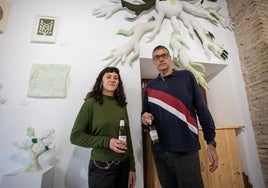 Ana León y sus esculturas hechas de retales de la ropa de su bisabuela en El Silo Eléctrico.