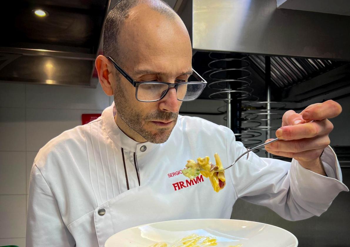 Sergio González con su premiado Falsomacarrón de chirimoya con carbonara.