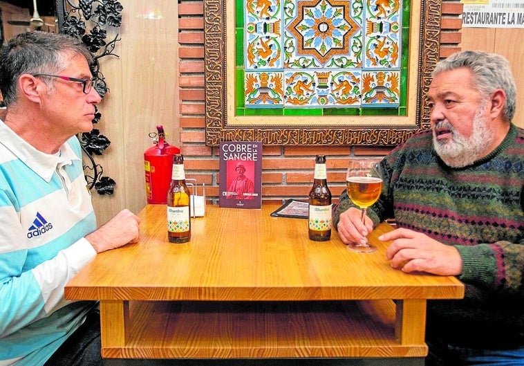 Lorenzo Lunar habla de 'Cobre en la sangre' en un local clásico: La Maestranza del Zaidín.