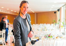 La sumiller del hotel Barceló Granada Congress afina los últimos detalles.
