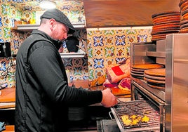 Todo el equipo de cocina de Asador de la Reina es experto parrillero.
