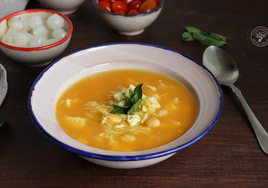 Receta de sopa de garbanzos, fideos y pollo para combatir el frío