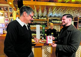 Iván Centenillo muestra su libro, 'De mi corazón', frente a la atenta mirada de Santi, en El Braserito.