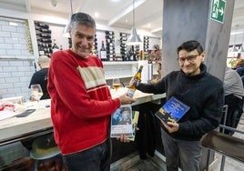 José Miguel Barberá, en la barra de La Recacha, habla de grandes músicos granadinos desconocidos.