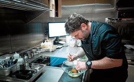 Juan Pedro Ortiz termina de rematar uno de los platos de Trescero en su espectacular cocina abierta.