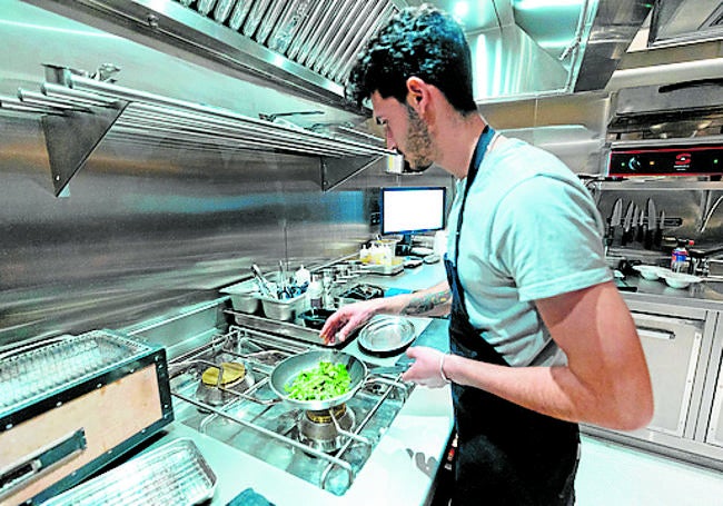 Ultimando platos a la vista de la clientela.