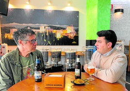 Elías Santiago Vico habla en la cervecería Arrabal de cómo se puede innovar en la música cofrade.