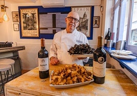 Alfredo F. Moya muestra las setas que ya se pueden degustar en su famosa Taberna Catavinos.