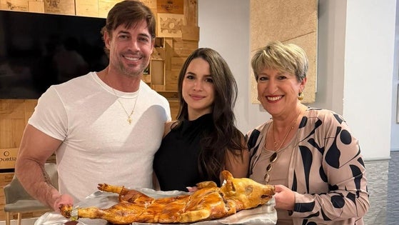 William Levy visita Asador Curro y se rinde al sabor del cochinillo asado en Granada