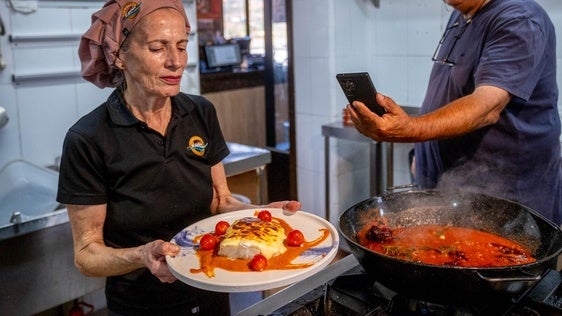 A 'La Chica' la conocen en todo el mundo por sus vídeos virales desde su restaurante de Salobreña