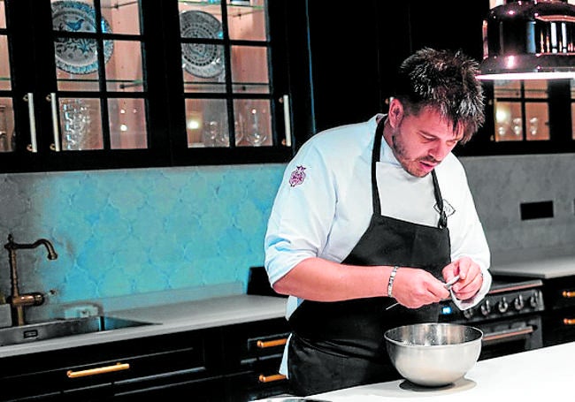 El cocinero Rafael Arroyo trabaja en la cocina abierta de Inizio