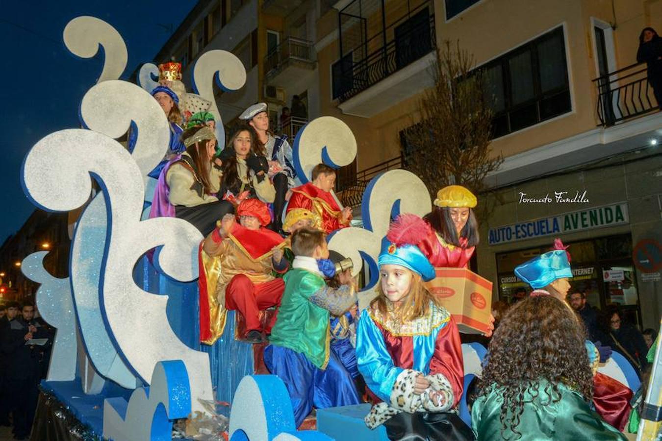 Siete carrozas con personajes muy conocidos por los niños a través de los dibujos animados y los tres tronos reales compusieron la cabalgata que sacó a la calle a miles de personas. Más de ochenta pajes, treinta voluntarios de la Hermandad de Flagelación y Refugio, Policía Local y voluntarios de protección acompañaron a los tres reyes en su recorrido por Guadix. El momento cumbre se vivió con la llegada de los tres tronos reales a la plaza de la Constitución, donde se les recibió con un original espectáculo con caballos luminosos. 