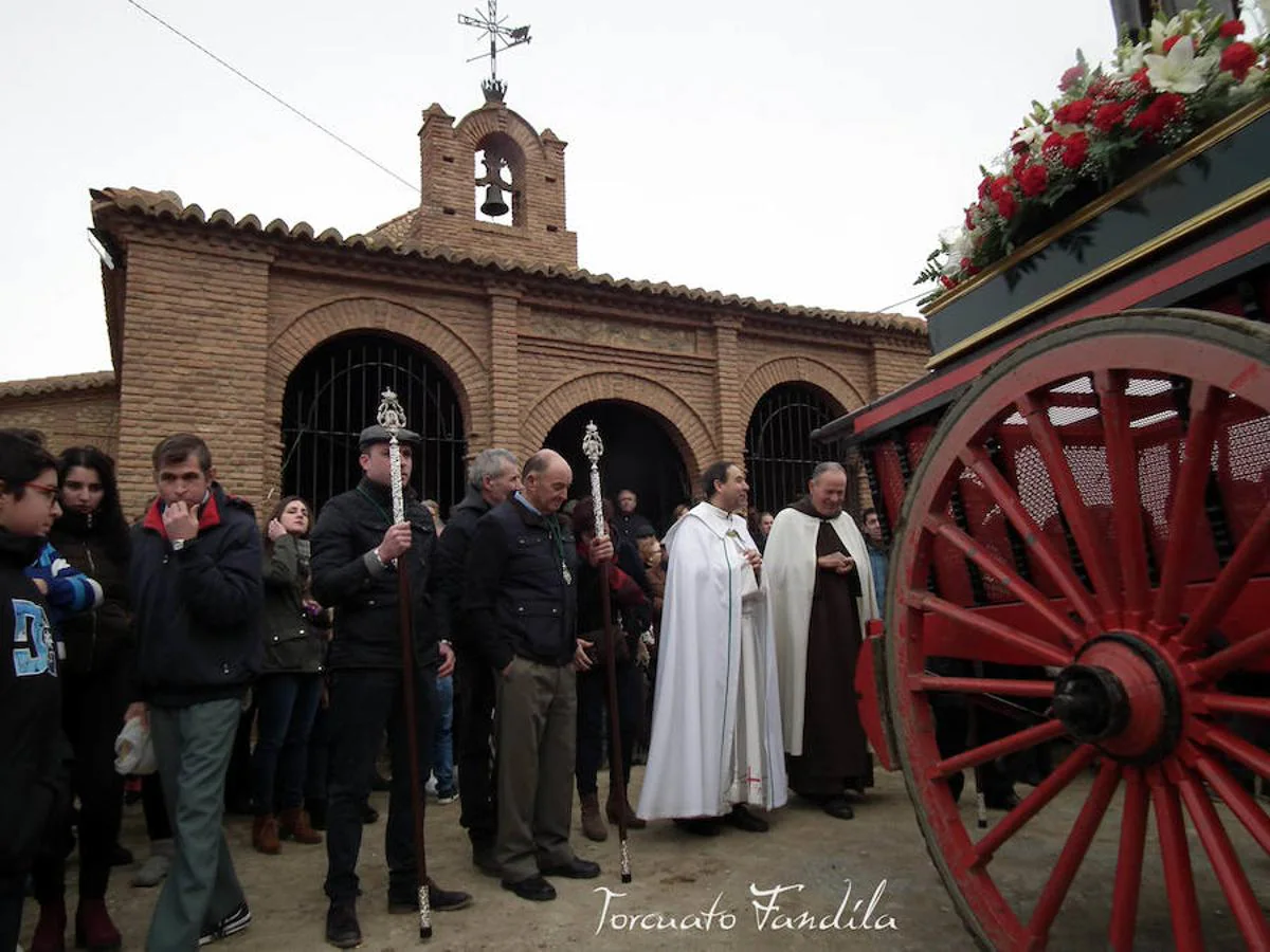 Guadix celebró este fin de semana las fiestas en honor al patrón de los animales, San Antón. La festividad está caracterizada por el consumo de chacinas y vino del país junto a las lumbres en las que se le queman las barbas al santo. El calor de las luminarias, como cada año, era más que necesario. 