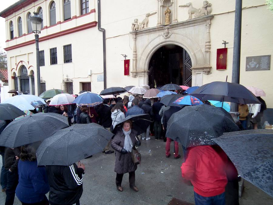 La Hermandad de La Borriquilla ha suspendido su estación de penitencia. La corporación nazarena ha retrasado inicialmente su salida media hora y posteriormente ha tomado la decisión de suspenderla. Lo mismo sucedió con La Estrella.
