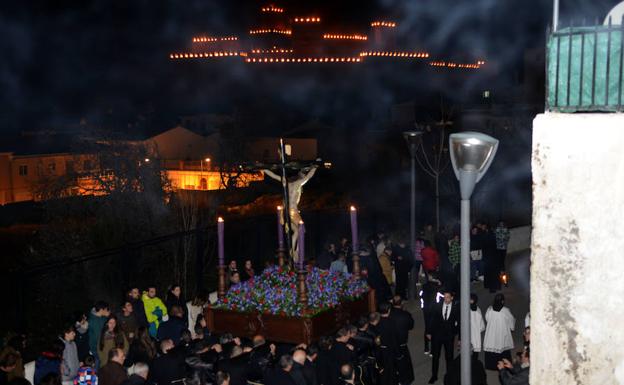 La Misericordia ilumina la noche del Lunes Santo en Guadix