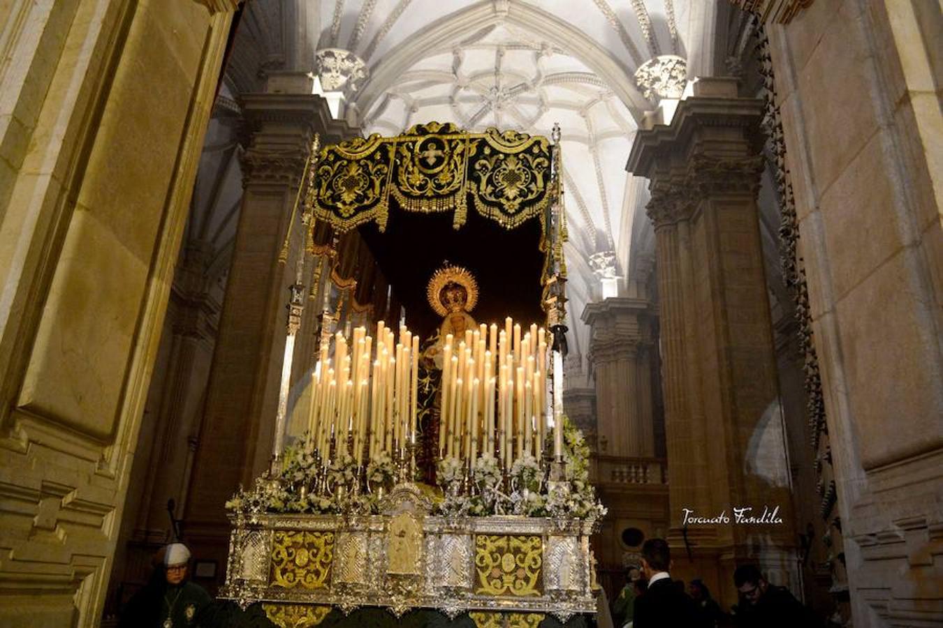 La Cofradía de la Esperanza era la primera en estar en las calles de Guadix este Miércoles Santo, a las nueve de la noche desde la catedral. El capataz del palio, Ángel Onieva invocó a la paz del mundo en la primera levantá de la Virgen de la Esperanza. ‘En el cielo de tus ojos’ de Víctor Manuel Ferrer fue la marcha de salida interpretada por la Banda Felipe Moreno de Cúllar Vega. El paso entró en tribuna con ‘Siempre la Esperanza’. 