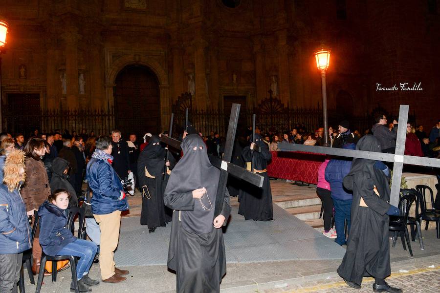 La Cofradía de Nuestro Padre Jesús de la Obediencia cerró la madrugada del Viernes Santo accitano en un silencio sólo roto por el sonido de la capilla musical que acompaña al Señor. 