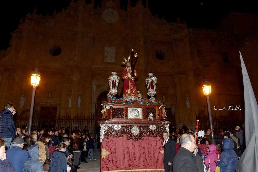 La Cofradía de Nuestro Padre Jesús de la Obediencia cerró la madrugada del Viernes Santo accitano en un silencio sólo roto por el sonido de la capilla musical que acompaña al Señor. 