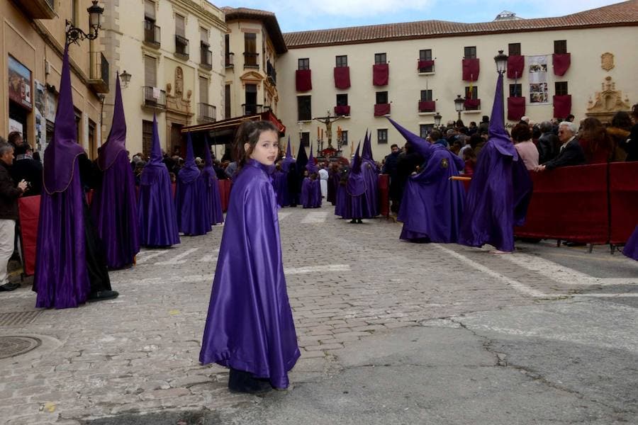 El Cristo de la Luz protagonizó la procesión del Silencio la madrugada del Viernes Santo y volvió a salir la mañana siguiente con la Virgen de la Amargura. 