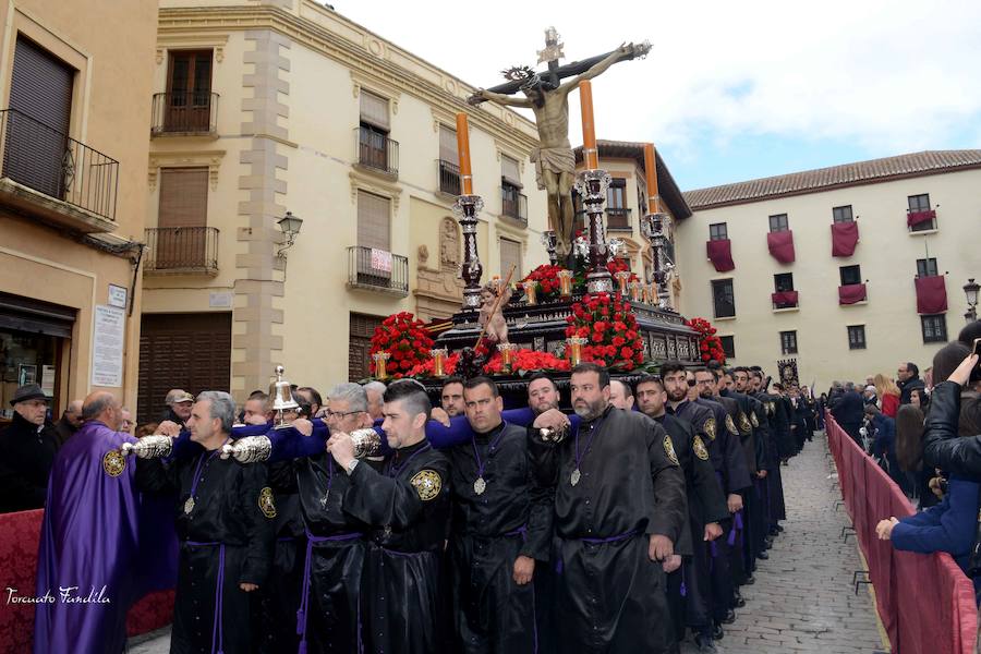 El Cristo de la Luz protagonizó la procesión del Silencio la madrugada del Viernes Santo y volvió a salir la mañana siguiente con la Virgen de la Amargura. 