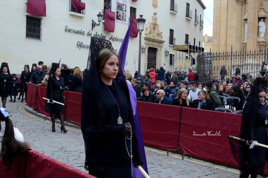 El Cristo de la Luz protagonizó la procesión del Silencio la madrugada del Viernes Santo y volvió a salir la mañana siguiente con la Virgen de la Amargura. 