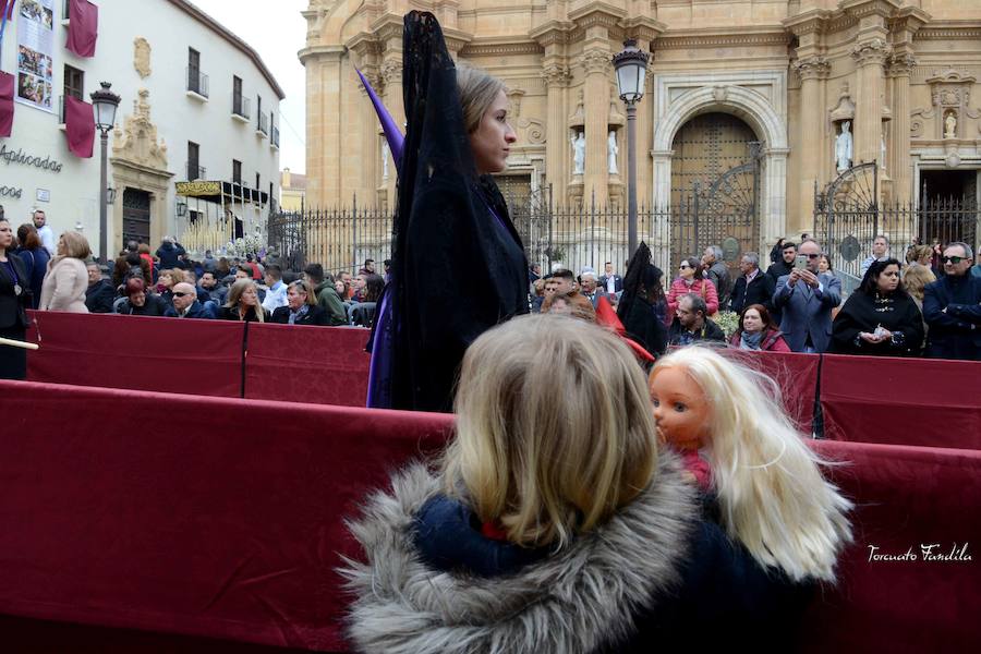 El Cristo de la Luz protagonizó la procesión del Silencio la madrugada del Viernes Santo y volvió a salir la mañana siguiente con la Virgen de la Amargura. 