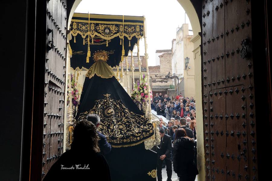 Como el resto de cofradías de la mañana del Viernes Santo, la de los Dolores también alteró su recorrido y horario. 