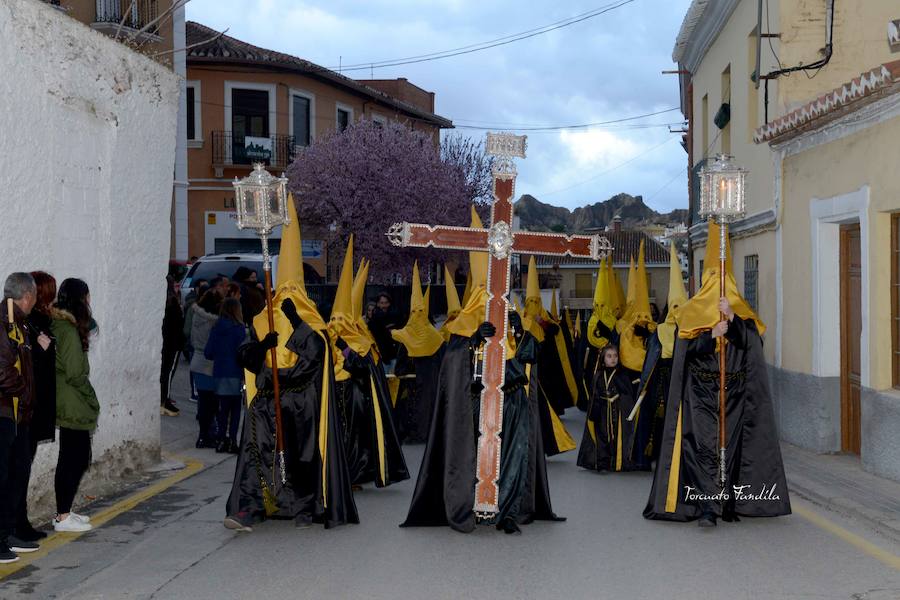 La Virgen de la Soledad cerró el Viernes Santo. También afectaron a esta hermandad los pronósticos meteorológicos. Acompañaba a la Virgen de la Soledad la Banda Sinfónica de Guadix