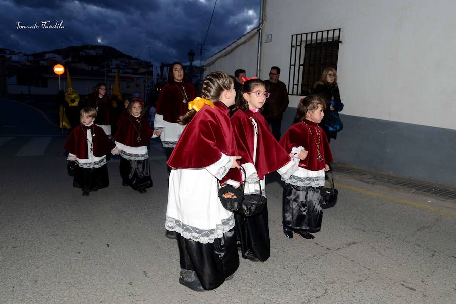 La Virgen de la Soledad cerró el Viernes Santo. También afectaron a esta hermandad los pronósticos meteorológicos. Acompañaba a la Virgen de la Soledad la Banda Sinfónica de Guadix