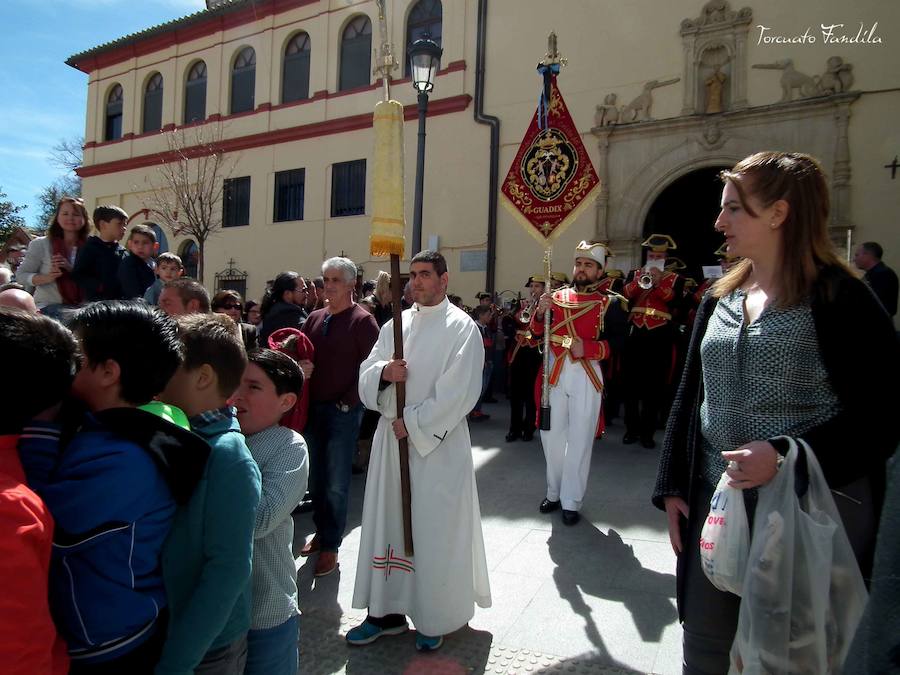 El Domingo de Resurrección amaneció soleado y primaveral. La algarabía de los niños y niñas que acompañaban la imagen del Dulce Nombre marcaron el carácter fetivo de la jornada. Acompañaba la Agrupación Musicial de Cristo del Perdón de Guadix. 